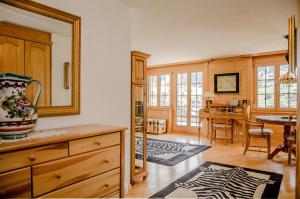 una sala de estar con un jarrón encima de una cómoda en Apartment Saphir - GRIWA RENT AG, en Grindelwald