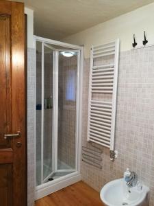 een badkamer met een douche en een wastafel bij L'Atelier du Temps - Stone House in Villaret