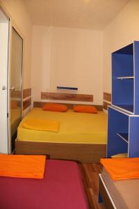 En eller flere senge i et værelse på Dani-Ban