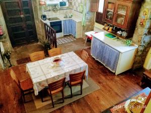 an overhead view of a kitchen with a table and chairs at Agroturismo La Casona de Belmonte in Oviñana +45 photos