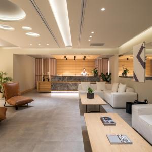 Ikones Seafront Luxury Suites tesisinde lobi veya resepsiyon alanı