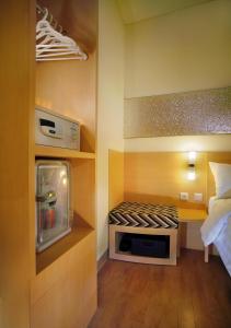 Llit o llits en una habitació de Neo Hotel Melawai by ASTON