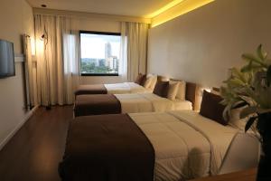 Esplendor by Wyndham Asuncion tesisinde bir odada yatak veya yataklar