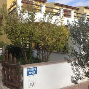 um sinal para uma propriedade em frente a um edifício em Апартаменты с великолепным видом на горы em Viddalba