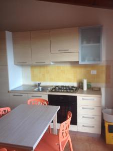 a kitchen with a table and a stove top oven at Апартаменты с великолепным видом на горы in Viddalba