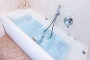 Koupelna v ubytování Hotel Frizzolan + 22 fotografií
