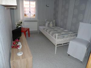 Habitación pequeña con cama y mesa en Ferienhaus Scheper, en Bad Frankenhausen