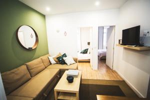 - un salon avec un canapé et un miroir dans l'établissement Porto Center Apartment, à Porto