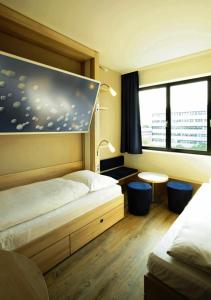 A bed or beds in a room at H2 Hotel Berlin-Alexanderplatz