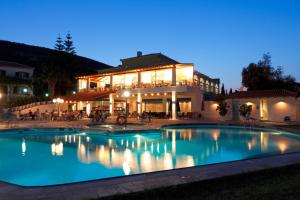 Der Swimmingpool an oder in der Nähe von Arion