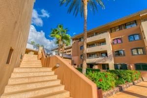eine Treppe vor einem Gebäude mit Palmen in der Unterkunft Paraiso 1 Sea view - TENESOL RENTALS in Playa Paraiso