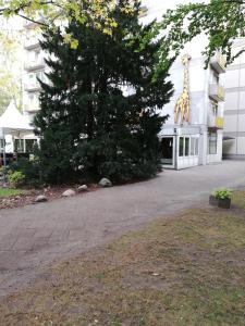 un edificio con una jirafa colgando de un árbol en Oase im Park, en Berlín