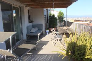 balcone con tavolo, sedie e tavolo di Mini Attico panoramico con terrazza a Cagliari