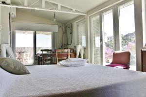 una camera da letto con un letto grande e una sala da pranzo di Mini Attico panoramico con terrazza a Cagliari