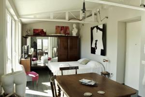 una camera con letto e tavolo e una sala da pranzo di Mini Attico panoramico con terrazza a Cagliari