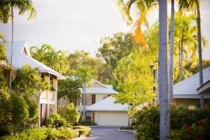 una strada di fronte a case con palme di Paradise Links Resort Port Douglas a Port Douglas