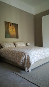 una camera da letto con un letto e un dipinto sul muro di Profumo di Mora guesthouse a Torre del Greco