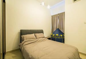 een kleine slaapkamer met een bed en een raam bij 4-Bedrm ensuite family friendly house near Aeon Bukit Indah in Johor Bahru