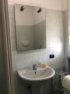 een badkamer met een wastafel en een spiegel bij Residence Mariele in Tavazzano +21 foto's