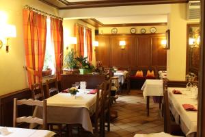 een eetkamer met tafels en stoelen en een tafeltennistafel bij Logis Hotel Restaurant A L'Etoile in Mittelhausen