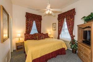 a bedroom with a bed and a ceiling fan at The Cozy Inn in Saint Augustine
