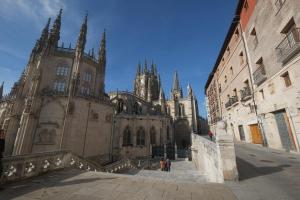 un grupo de personas de pie frente a una catedral en Tocando la Catedral by Exclusive Burgos Apartments, en Burgos