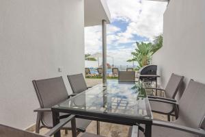 Balkón nebo terasa v ubytování Villa Isabella, Luxury Villa with Heated Pool Ocean View in Adeje, Tenerife
