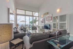ein Wohnzimmer mit einem Sofa und einem TV in der Unterkunft Villa Isabella, Luxury Villa with Heated Pool Ocean View in Adeje, Tenerife in Adeje