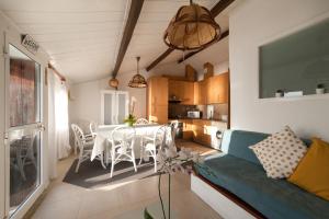 a dining room with a table and a couch at Casa do Mar | Sea House | Apúlia in Apúlia