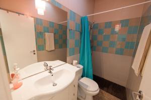 a bathroom with a sink and a toilet at Casa do Mar | Sea House | Apúlia in Apúlia