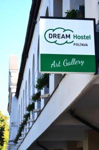 DREAM Hostel Poltava في بولتافا: لوحة لمعرض فني على جانب المبنى