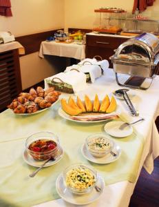 um buffet com diferentes tipos de alimentos sobre uma mesa em Marben Panzió em Hegykő