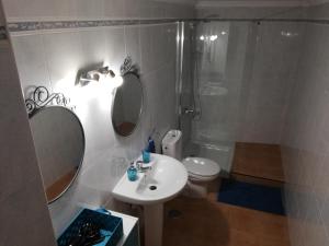 A bathroom at mirador del roque 2