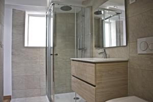 ein Badezimmer mit Dusche, Waschbecken und Spiegel in der Unterkunft DUPLEX FONTAINE - Appartement Duplex coeur vieil Antibes Old city Marché provencal in Antibes + 10 Fotos
