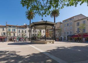 einen Pavillon inmitten einer Stadtstraße in der Unterkunft DUPLEX FONTAINE - Appartement Duplex coeur vieil Antibes Old city Marché provencal in Antibes