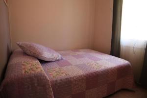 ミアミ・プラトーヤにあるApartamento playa BLUEのベッド1台(枕2つ付)