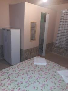 1 dormitorio con 1 cama y ducha en una habitación en Casa da Ú en Lençóis