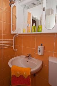 ein Bad mit einem Waschbecken und einem Spiegel in der Unterkunft Motel Port in Koper