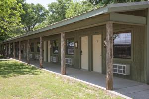 un edificio verde con una fila de puertas y árboles en NRS Event Center & Guest Ranch, en Decatur