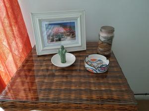 una mesa con un cactus y una foto en ella en Departamento Paseo Balcarce en Salta
