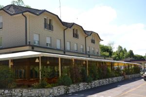 budynek z kamienną ścianą przed nim w obiekcie Hotel Edoné w mieście Roe