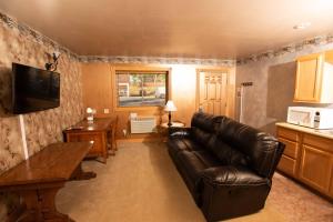 Kuchyň nebo kuchyňský kout v ubytování Blue Spruce Motel