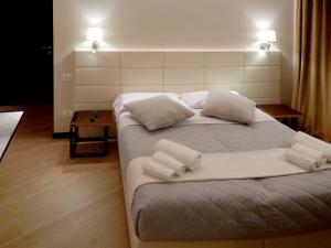 Postel nebo postele na pokoji v ubytování Arena Luxury Suite