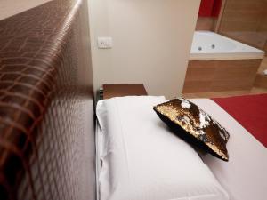 Postel nebo postele na pokoji v ubytování Arena Luxury Suite