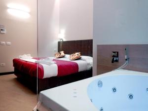 Postel nebo postele na pokoji v ubytování Arena Luxury Suite