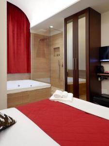 Postel nebo postele na pokoji v ubytování Arena Luxury Suite
