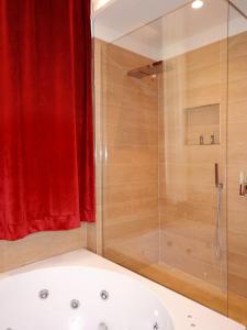 Koupelna v ubytování Arena Luxury Suite