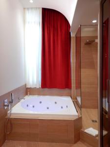 Koupelna v ubytování Arena Luxury Suite