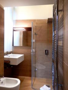 y baño con lavabo, aseo y ducha. en Arena Luxury Suite en Verona