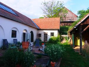 Casa blanca con techo rojo y patio en Gästehaus Weinviertel - Niederösterreich, en Siebenhirten